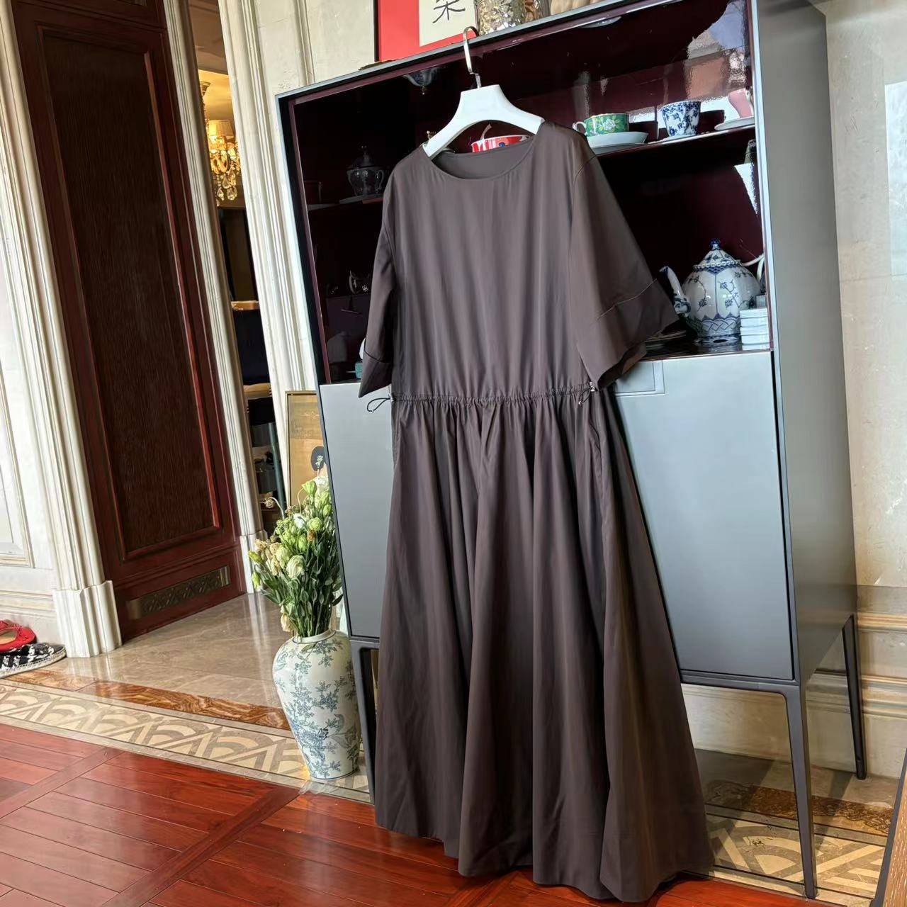 漫颜刘2024夏季新品纯棉咖色连衣裙圆领短袖休闲纯色收腰时尚长裙