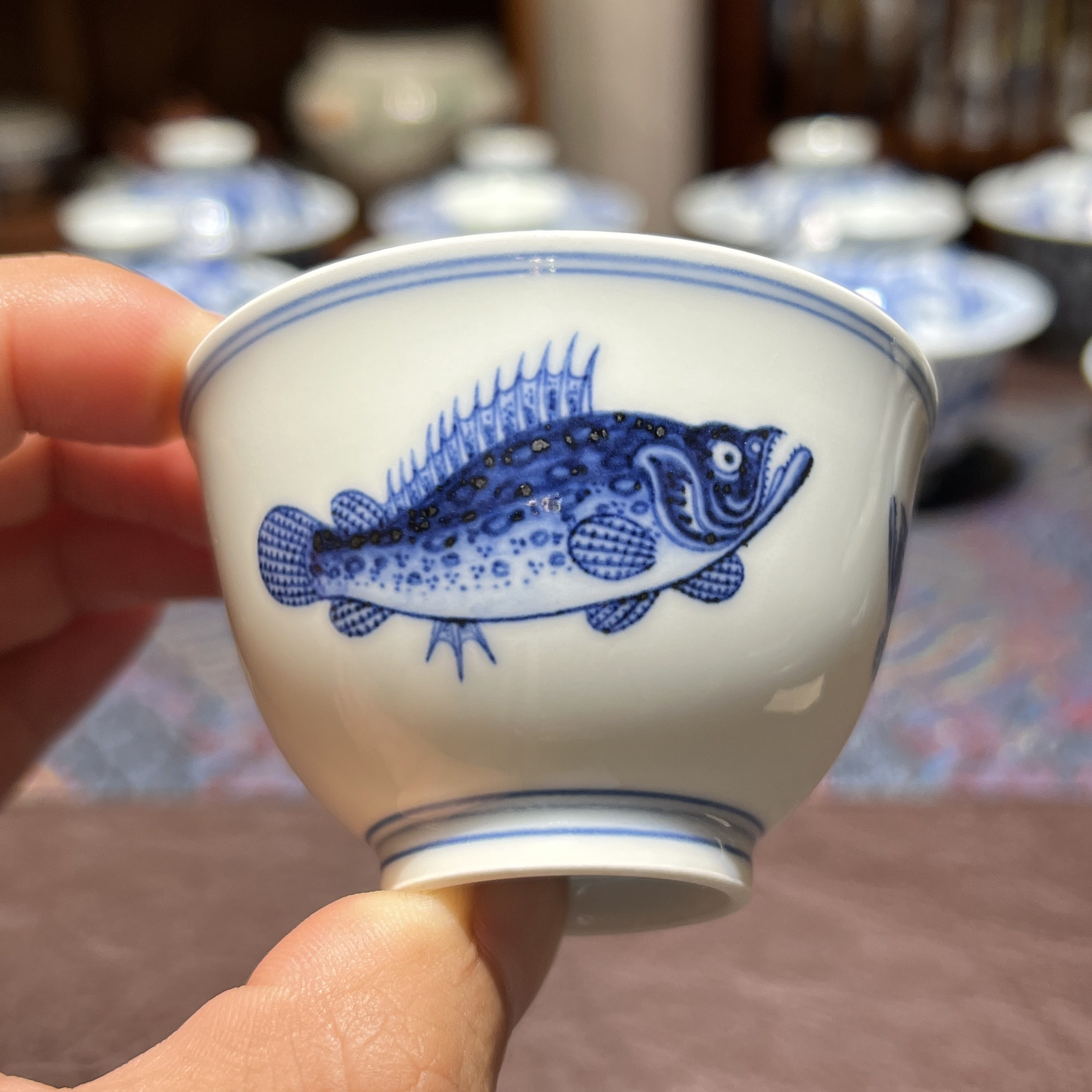 青花原矿纯手工绘画三面鳜鱼小撇口杯口径7厘米约70毫升