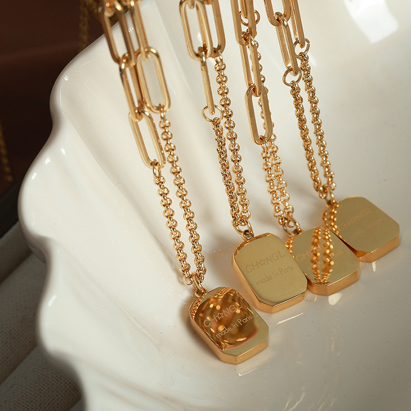 钛钢吊坠 李李家 轻奢高级感方牌字母吊坠ins冷淡风毛衣链