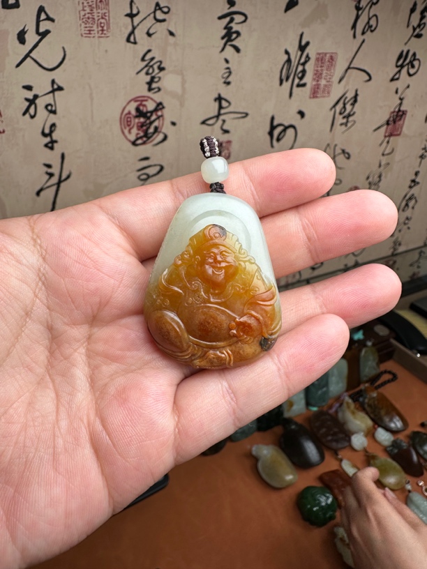 财神42克，新疆和田玉，大开门红沁皮，俏色巧雕，白玉稍闪青，吊坠