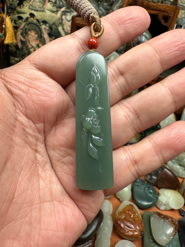莲花牌子29.6克，和田玉碧玉粉青夹层料，色调浓郁，细腻，油润，吊坠