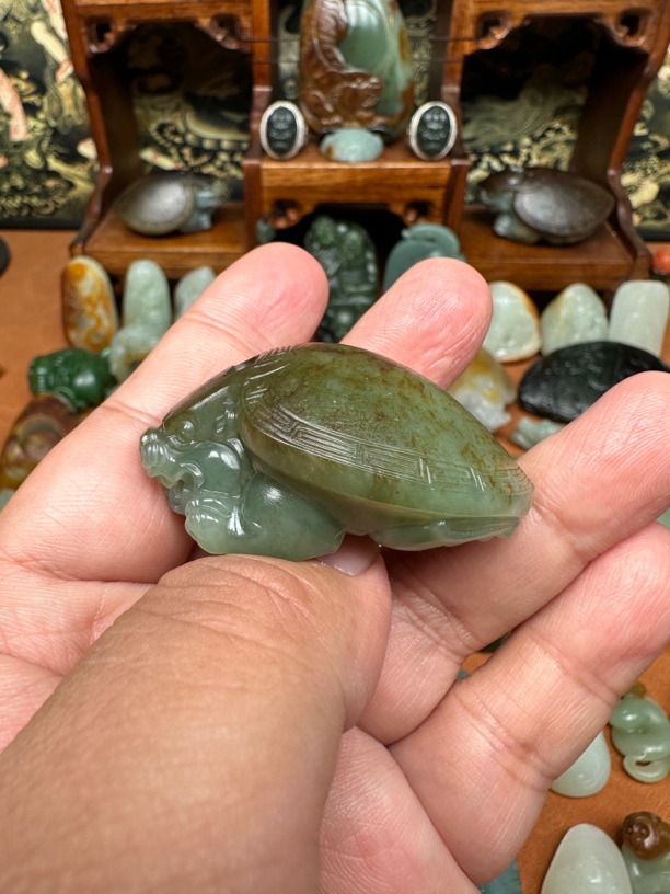 龙龟58克，新疆和田玉，秋梨皮翠青肉，龟背完美，老熟油糯，可把可挂