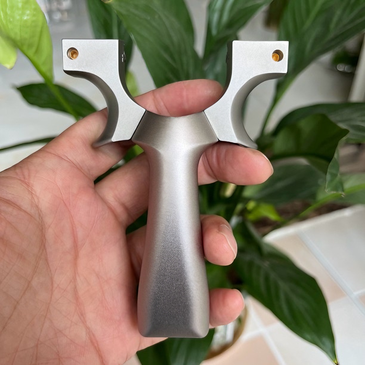 暴风龙齿暗扣2024新款扁皮弹弓钛合金头航空铝柄户外高精度玩具