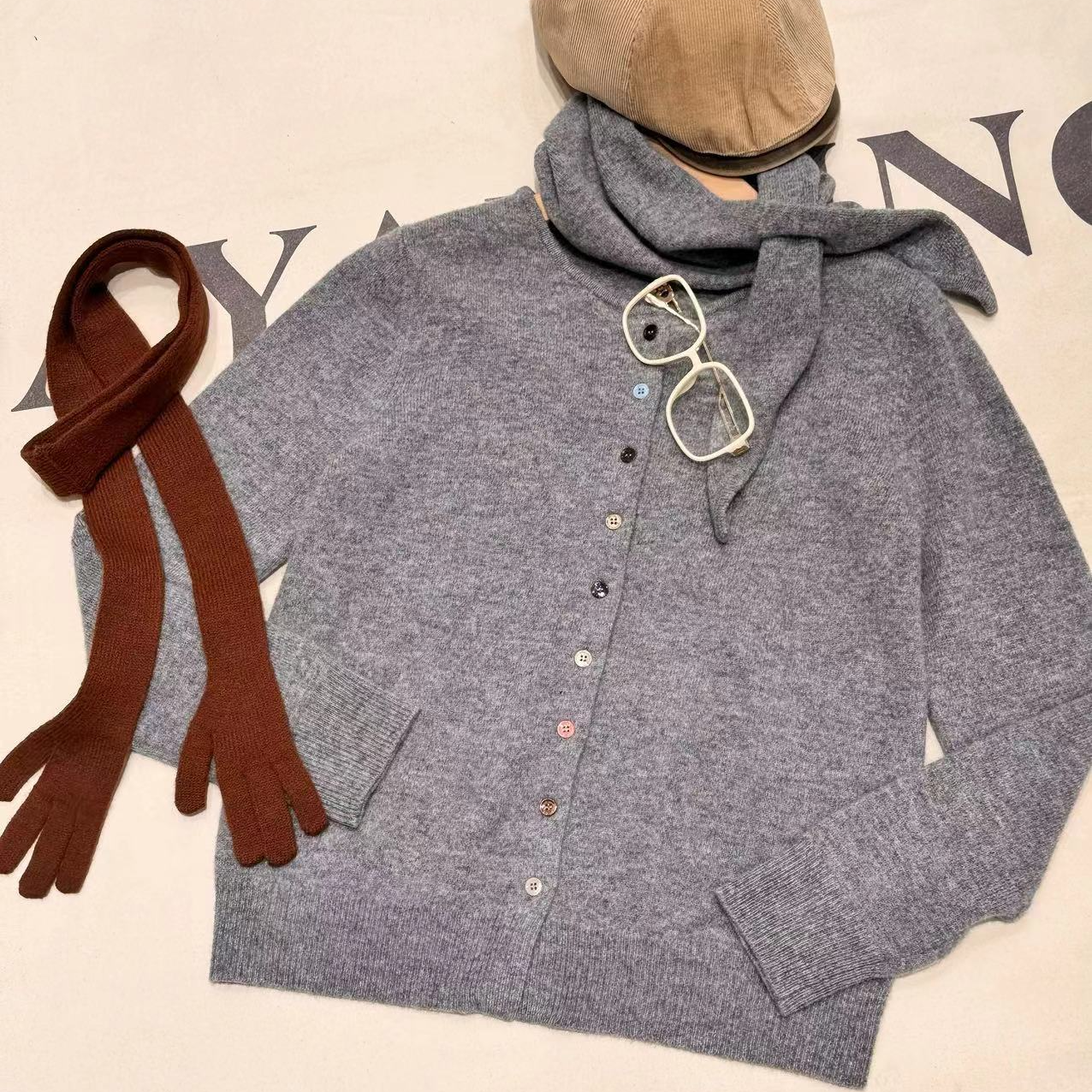 [68岁小姐姐]2025新款减龄彩扣羊毛围巾针织衫外套KAR6 7889