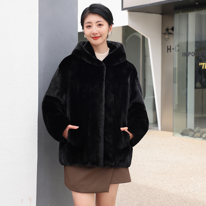 2025新冬季进口母貂皮大衣女整貂短款连帽宽松天鹅绒水貂皮草连帽