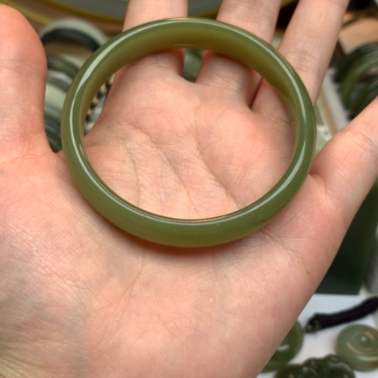 【闪购商品】和田玉手镯未镶嵌小**?