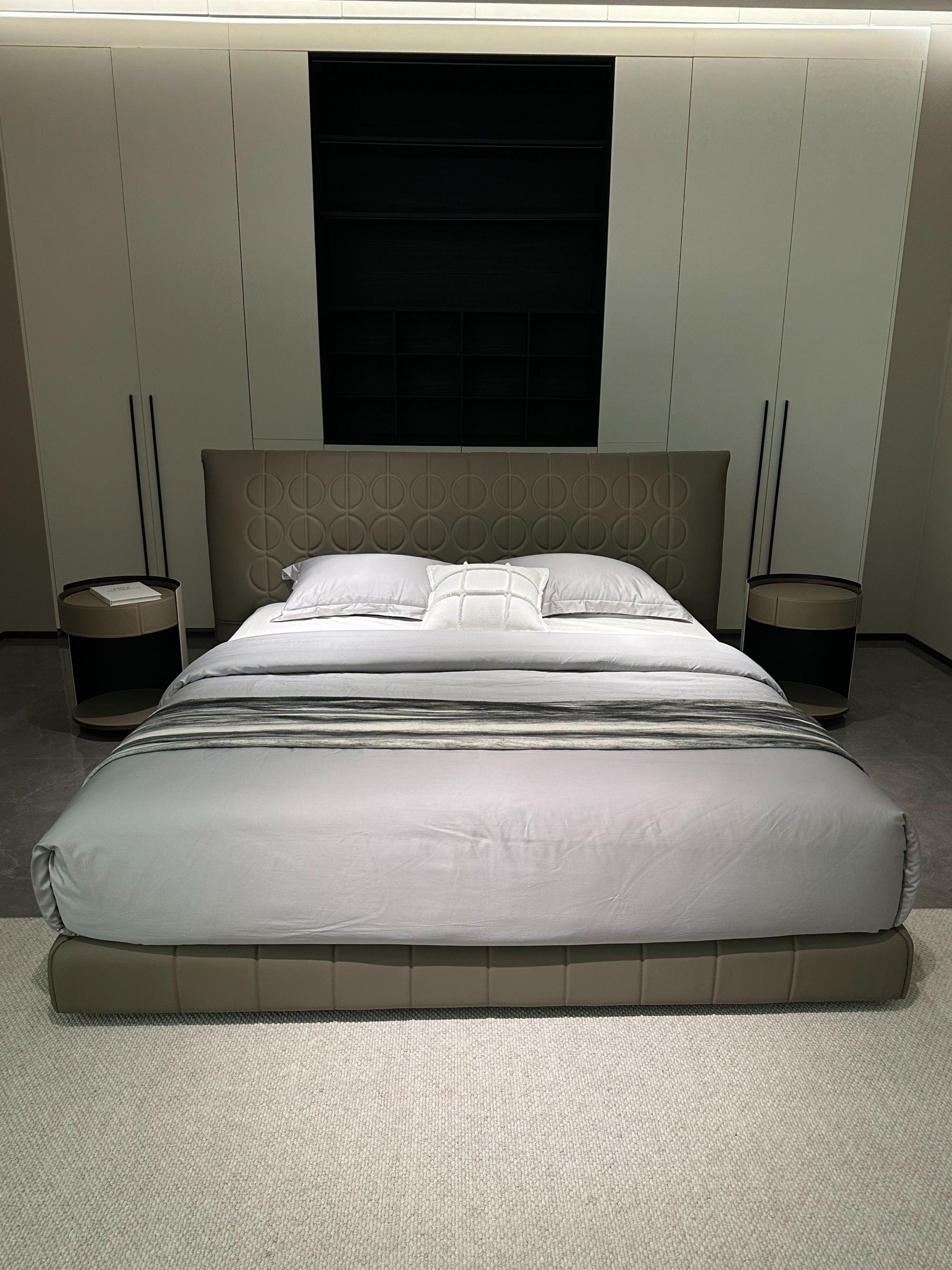 斯琴 意式极简轻奢设计师Curtis柯蒂斯铜钱床双人主卧高端真皮床