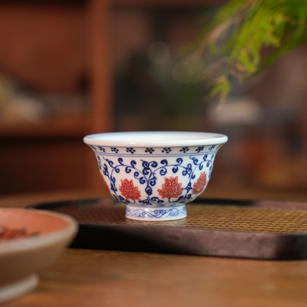 【见燃柴窑】景德镇手绘缠枝莲普洱杯釉里红主人杯陶瓷压手杯全手工