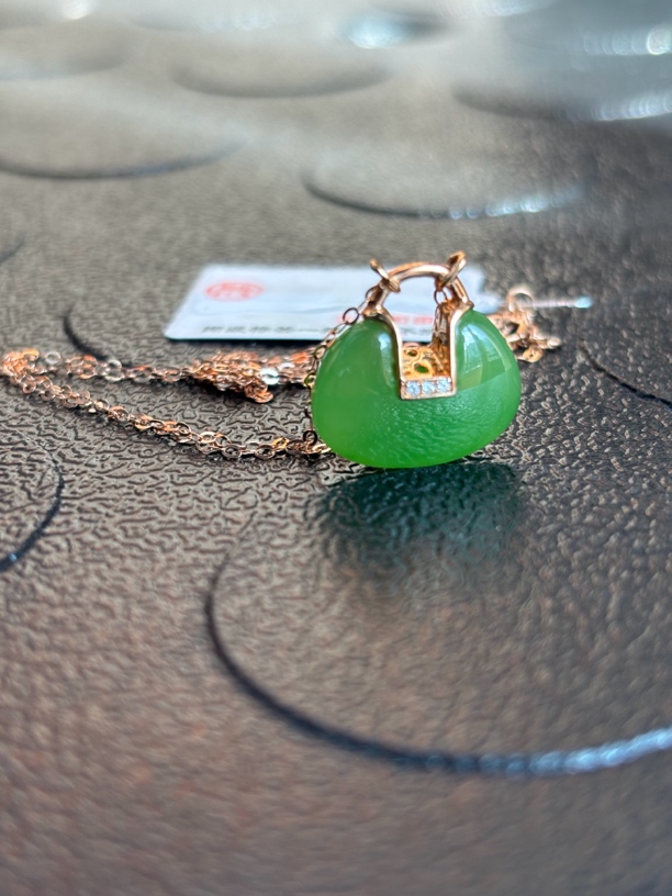 3724 和田玉碧玉18k金镶嵌吊坠 规格约：11*16*6.2 多样性发其一