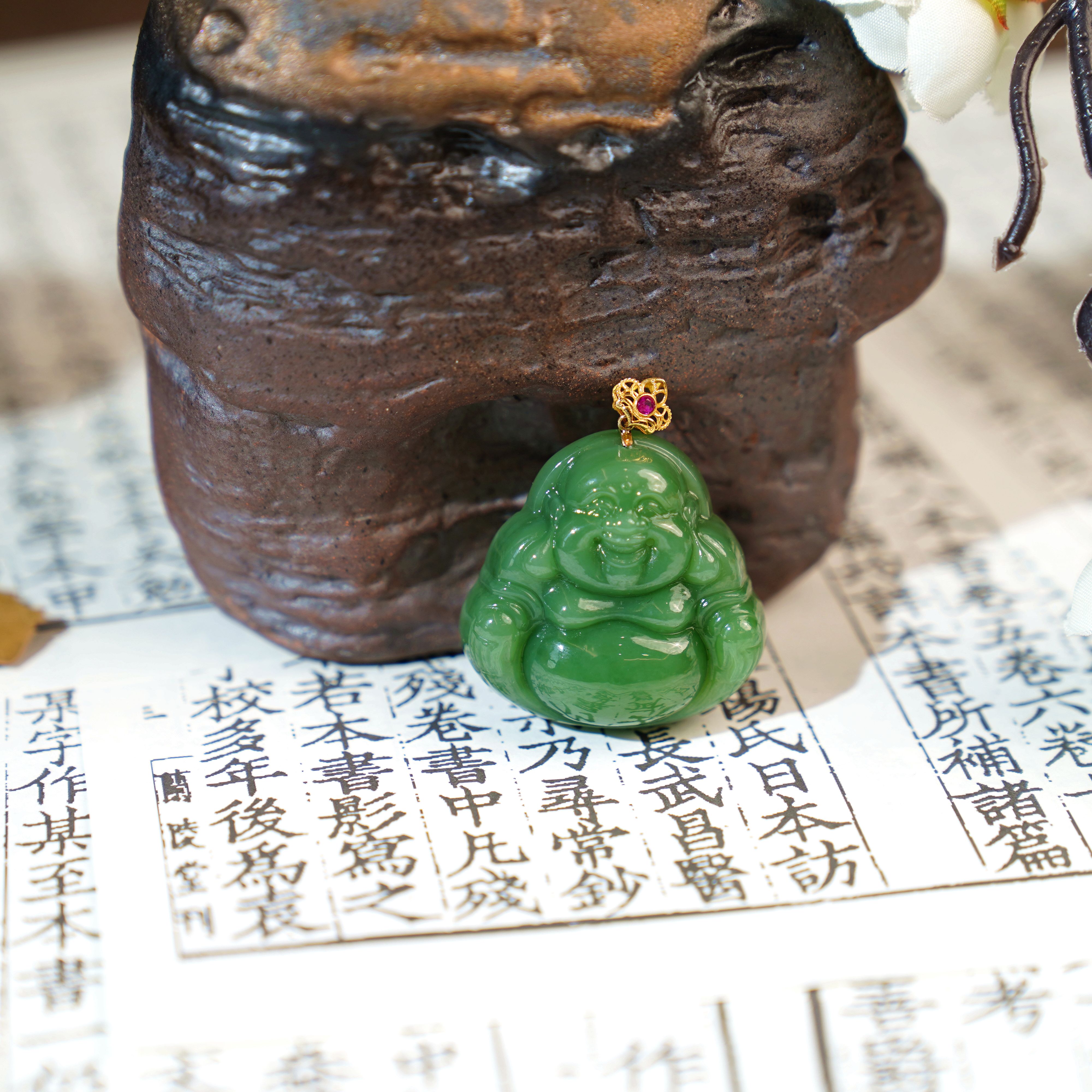 18K和田碧玉绿色佛公精美雕刻吊坠35*35