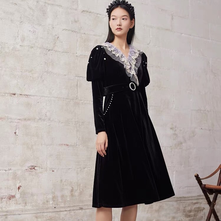 MAXRIENY丝绒茶歇裙2022冬季新款蕾丝连衣裙洋气时尚气质MC834338