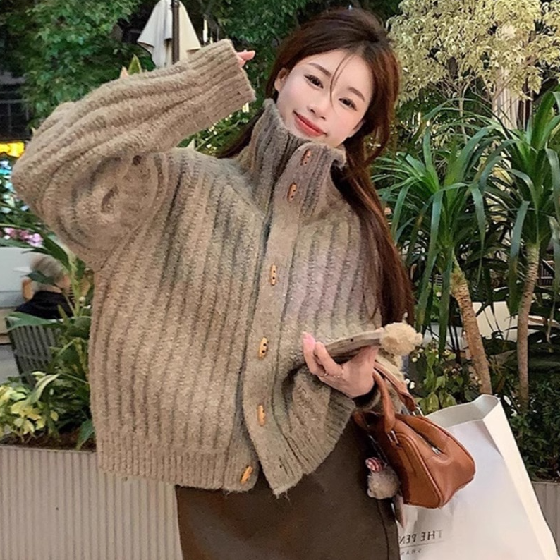 黑色短款牛角扣高领毛衣女秋冬加厚慵懒风保暖坑条翻领针织衫上衣