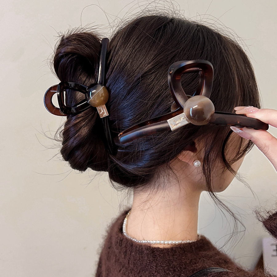 高级感咖色珠珠发夹女后脑勺发量多鲨鱼夹气质抓夹女2024新款发卡