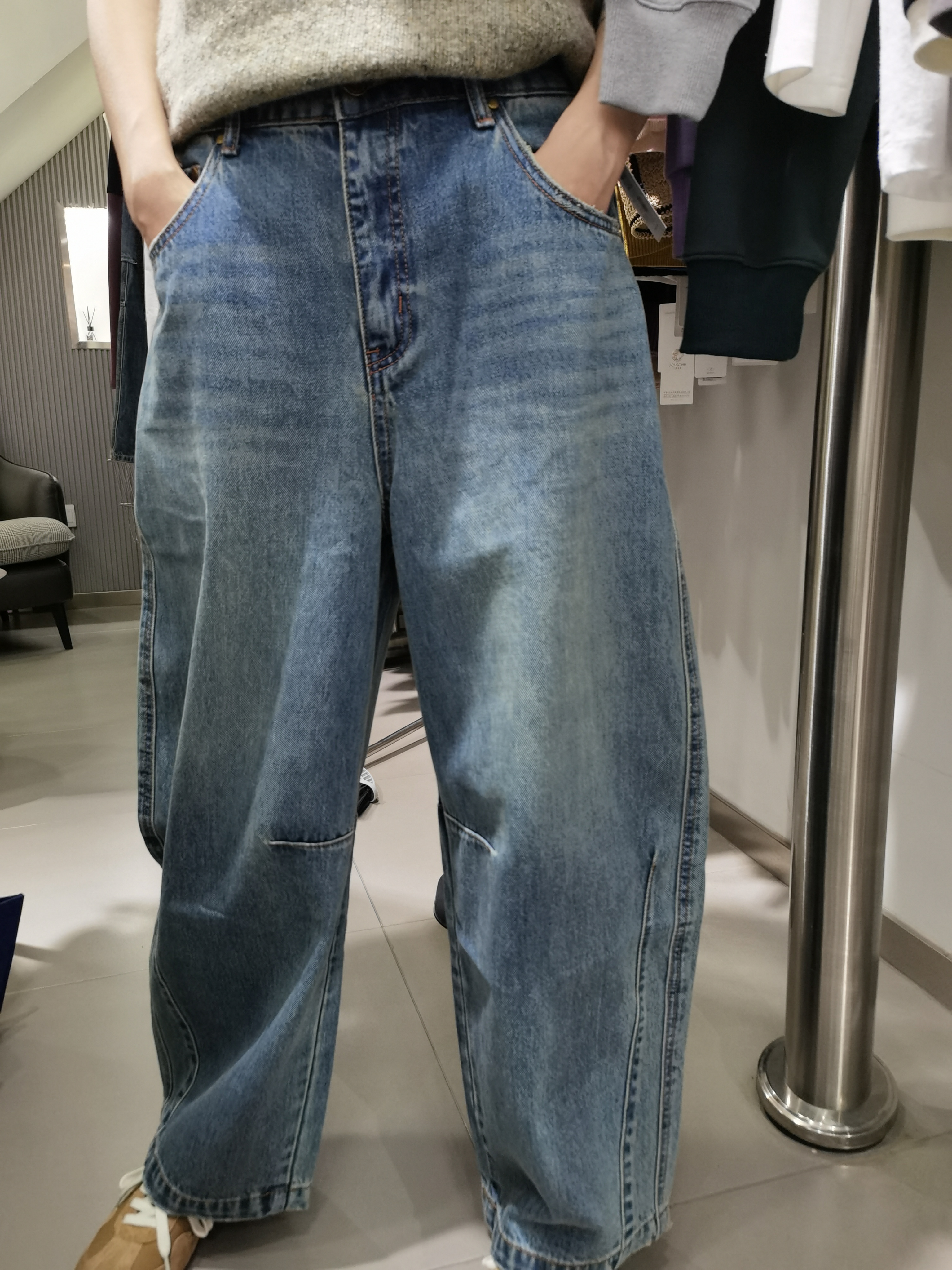 时尚休闲镰刀牛仔裤