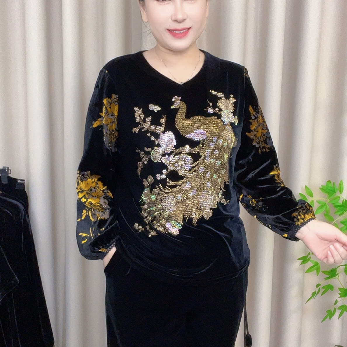 春季新款丝绒烧花镶钻高档中老年妈妈小衫（V领凤凰钻）