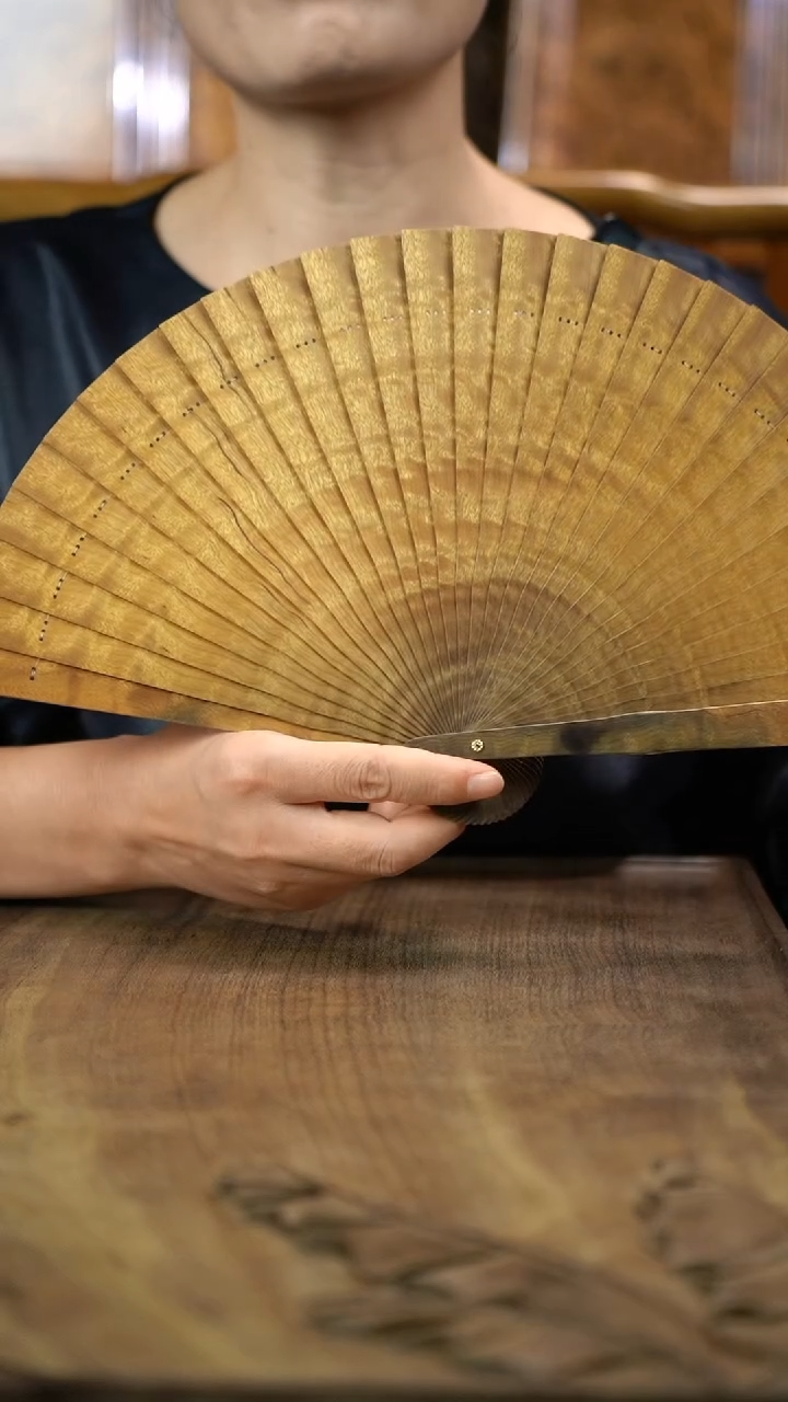 【闪购商品】金丝楠木雕1黄料水波纹药香苏扇