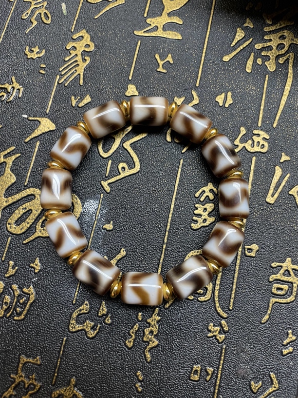 一款高油高润牙牙手链