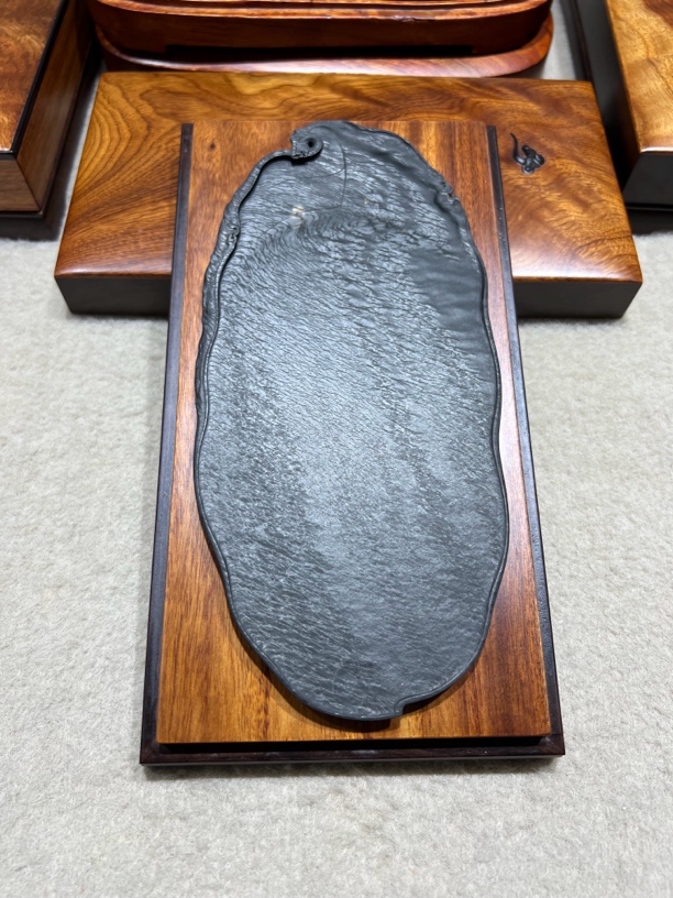 歙砚水舷坑大业有成金星水波纹通底肉两面工艺19.8/9.6/1.1厘米