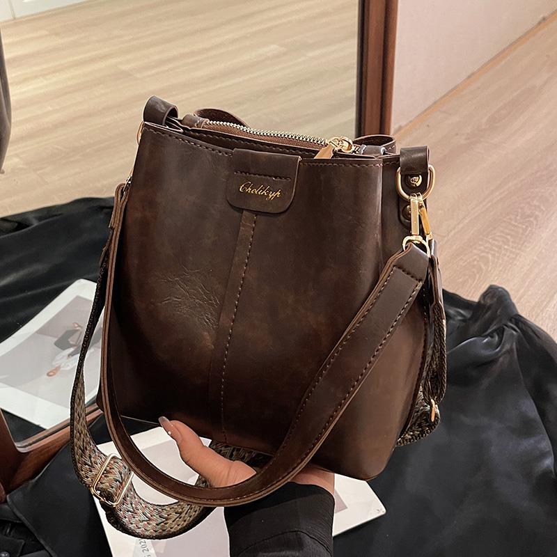 今年流行包包水桶包女2025新款秋冬单肩腋下包高级质感通勤斜挎包