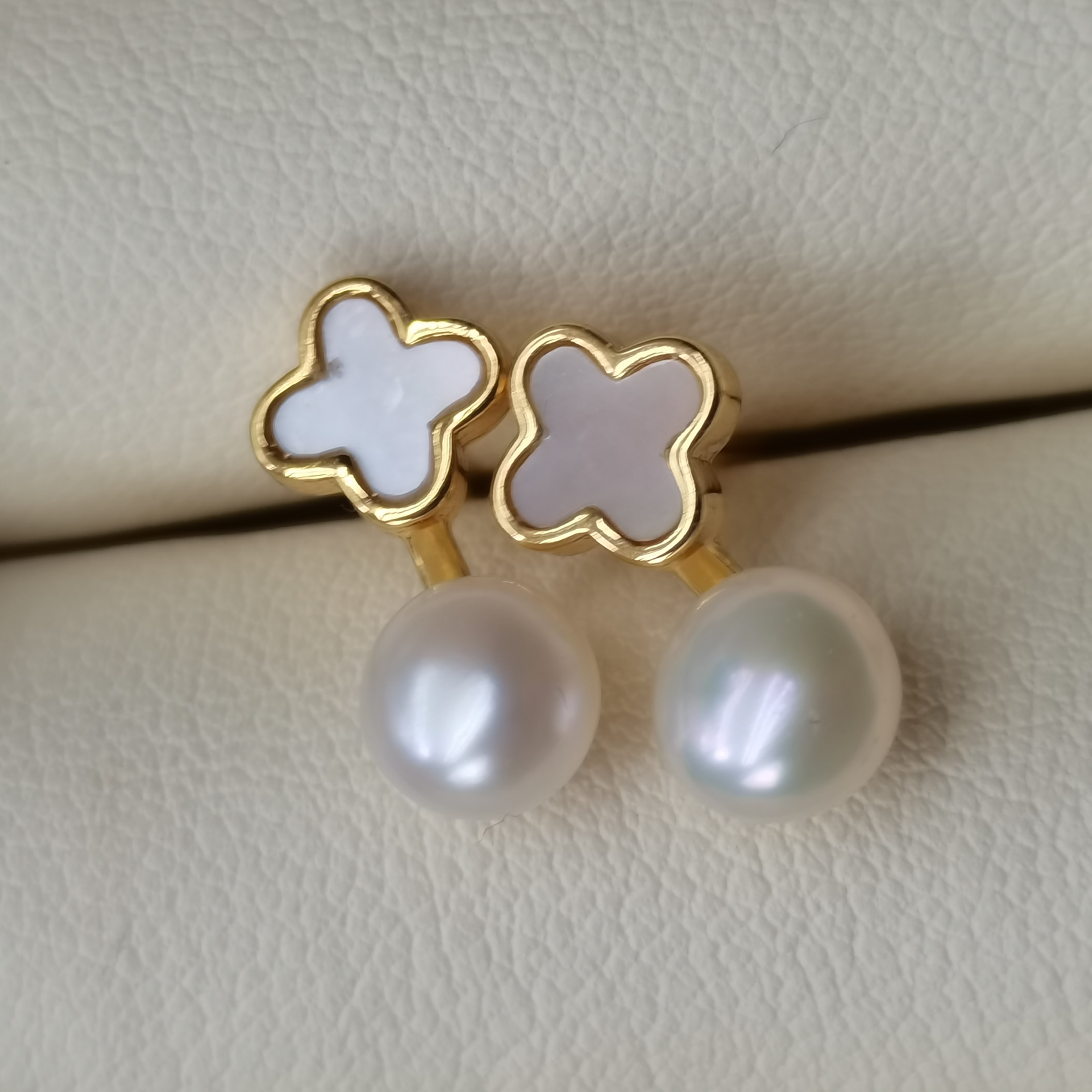 白色珍珠耳钉四叶草几乎无暇轻奢百搭简约经典四叶草珍珠耳钉
