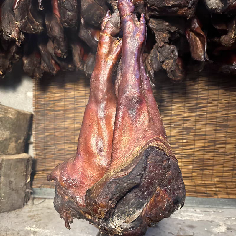 现称腊猪脚（一物一拍）贵州遵义腊猪脚柴火烟熏土猪腊肉