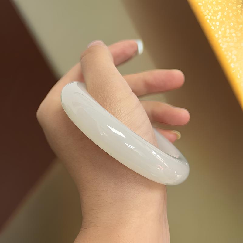 精品天然和田玉手镯老料羊脂油白 女士时尚