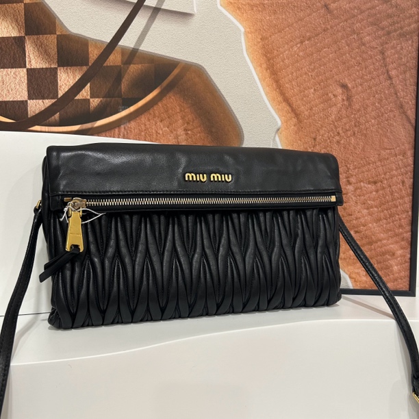 95新 MIU MIU/缪缪 缪缪黑金褶皱手拿斜挎包/95新