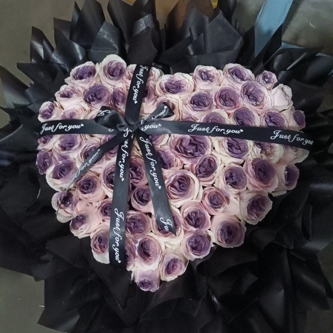 52朵乌梅紫酱玫瑰喷色鲜花花束