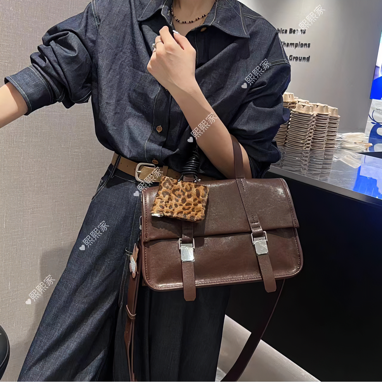 熙熙家小众设计复古邮差包植糅牛皮马毛挂件包