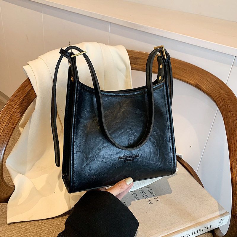 小众高级感通勤包包女2024新款今年流行百搭斜挎包复古单肩托特包