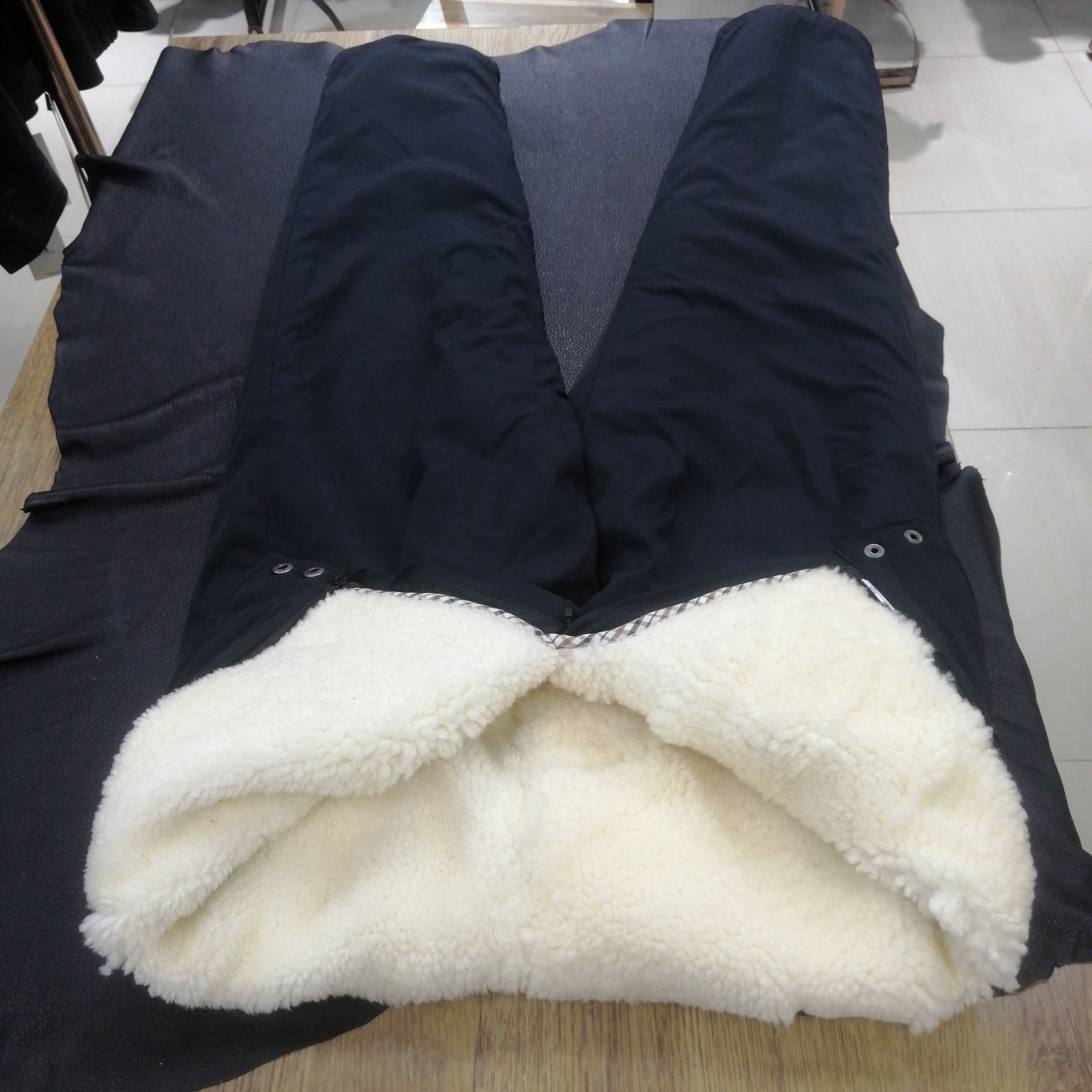 男士羊羔皮棉裤，内胆可脱卸，保暖舒适，整皮整版。