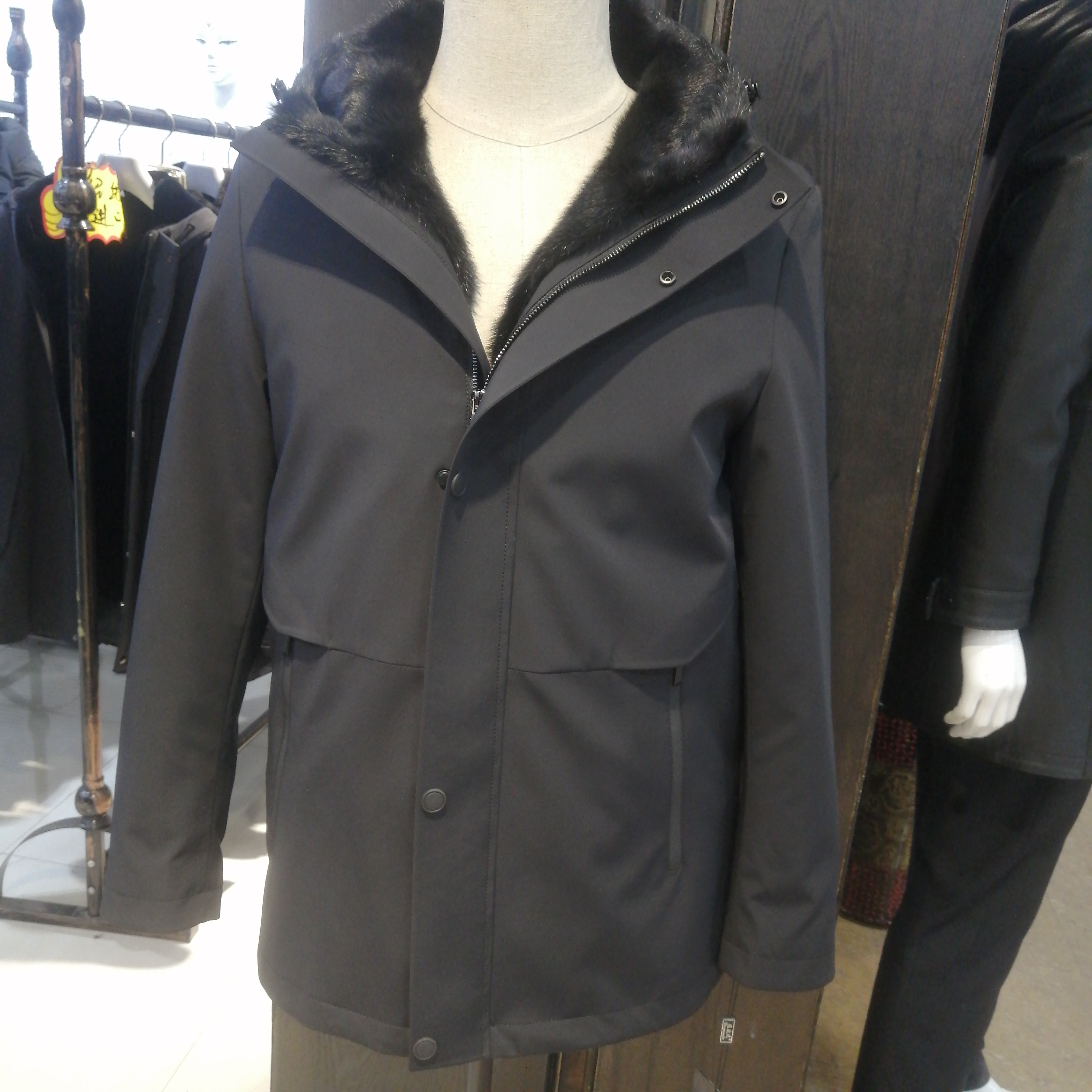 男士水貂派克连帽短款，可脱卸内胆，水貂袖，高端大气，舒适保暖。