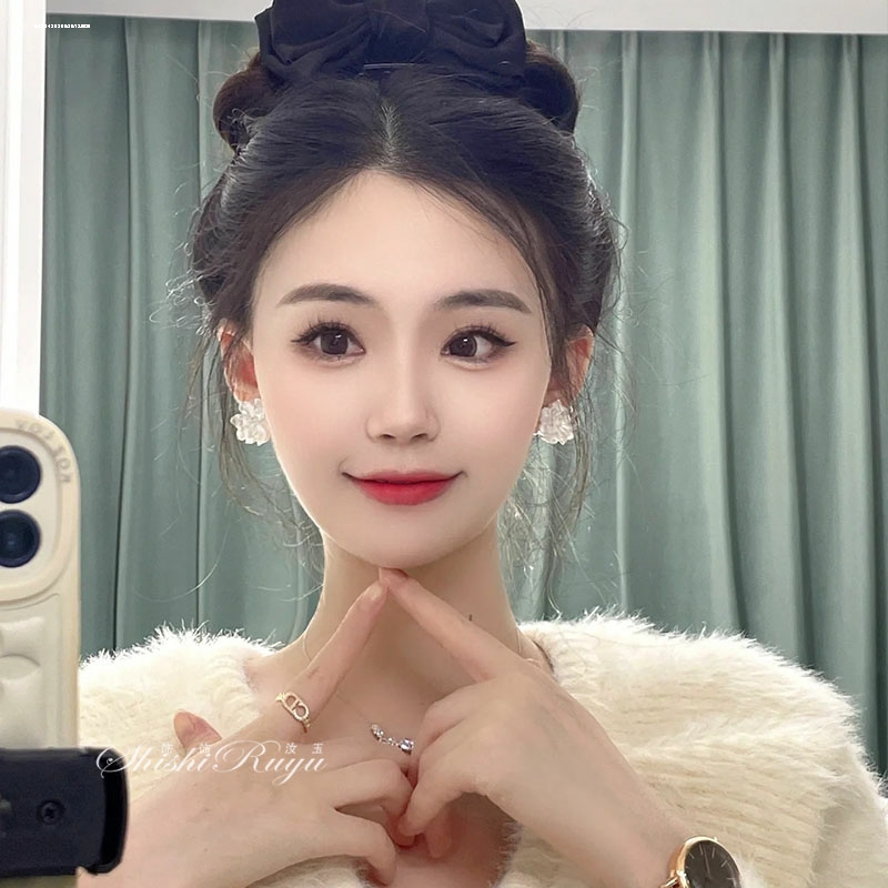 浪漫新娘优雅百搭小众气质2023伴娘耳钉饰品时尚优雅花瓣山茶花