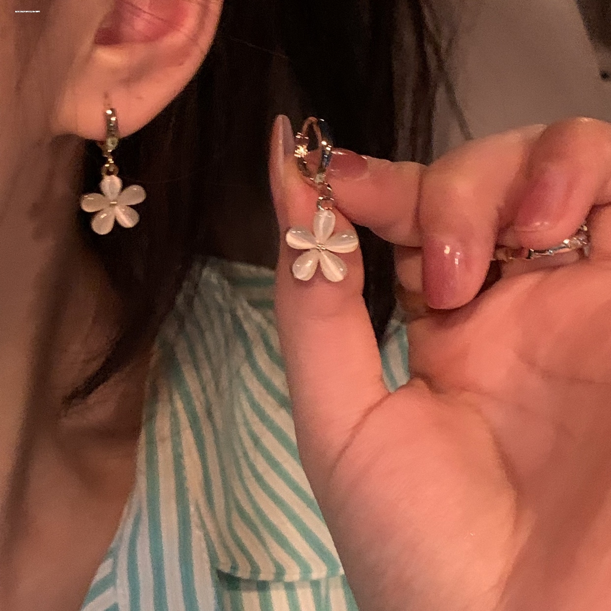 气质潮轻奢时尚设计女新款小众简约网红精致显白小花耳环个性百搭