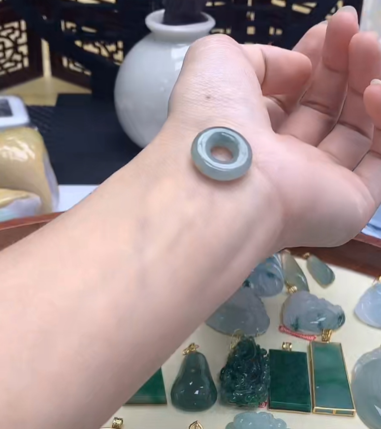 天然A货翡翠吊坠