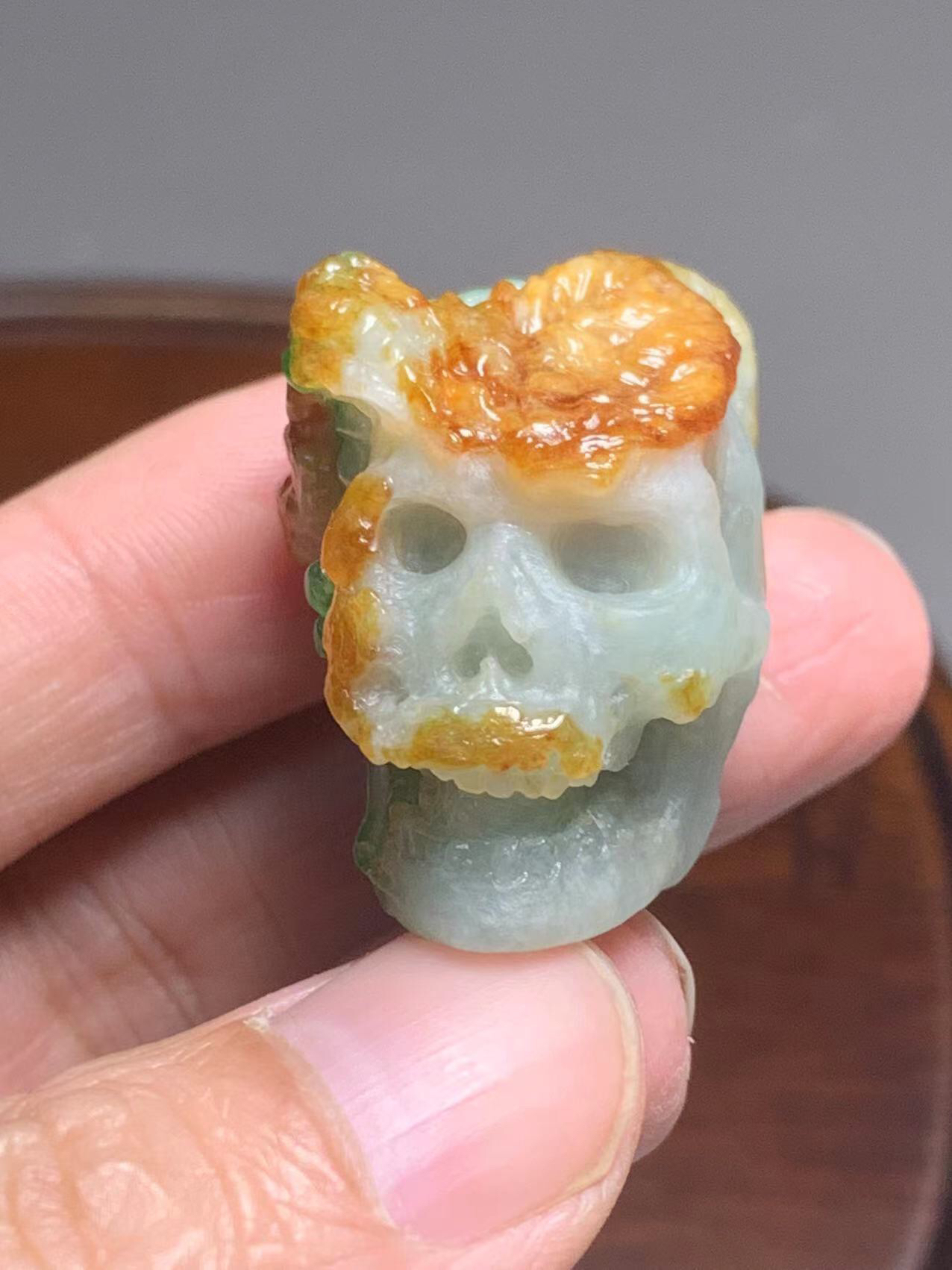 天然翡翠黄加绿特色怪诞雕刻骷髅头挂件