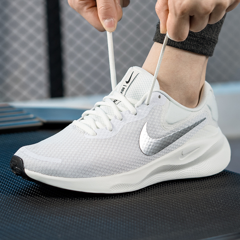 Nike耐克女鞋新款REVOLUTION 7代舒适运动鞋缓震耐磨训练跑步鞋