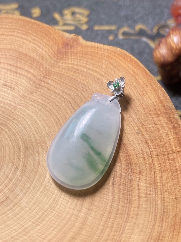飘花福瓜吊坠缅甸翡翠A货18K金镶嵌