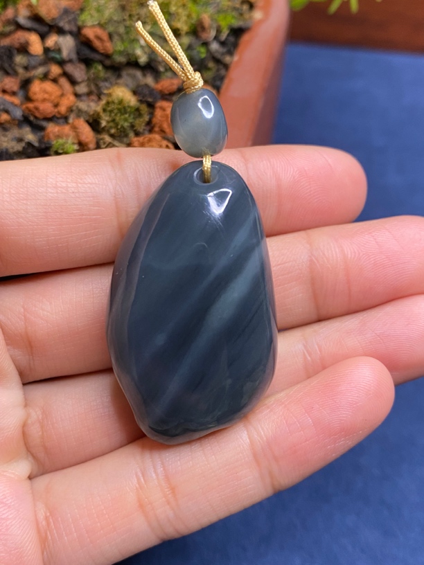 新疆和田玉楼兰料《风生水起》玉质油润细腻 尺寸40*24*13㎜重22克