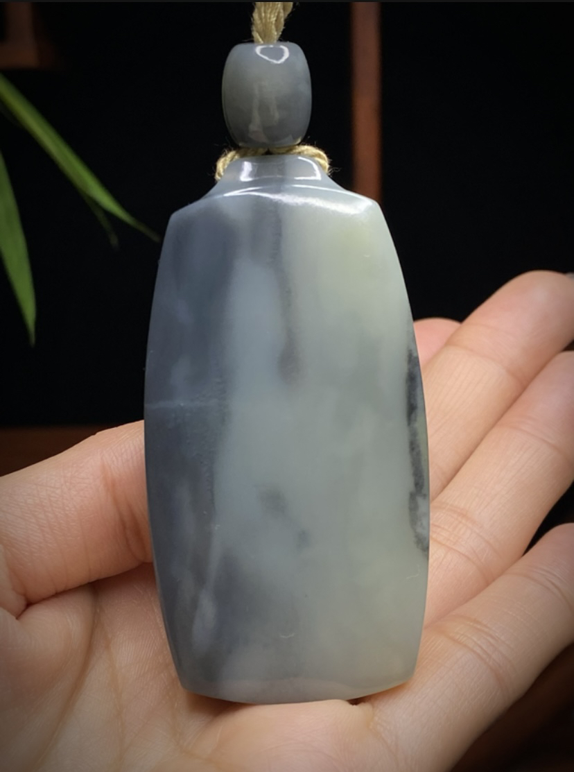 和田玉青花《无事牌》玉质细腻油润 尺寸65*33.6*13.8㎜重量65克