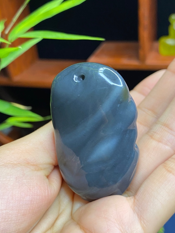 新疆和田玉楼兰料《望天石》玉质超油润 尺寸49*31*23.6㎜重52.1克