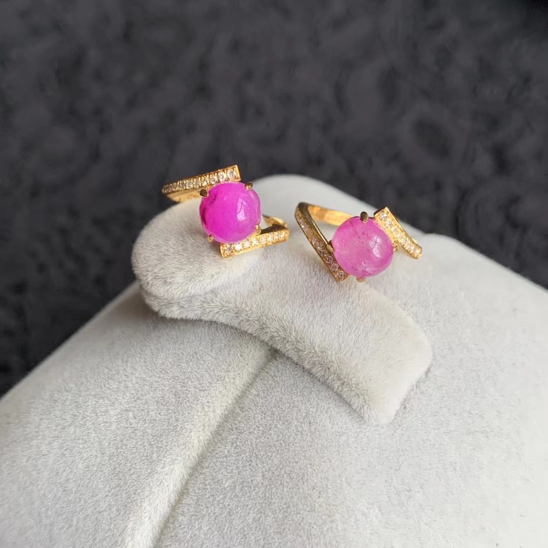 舒俱来冰桃红樱花耳扣款18k金 总重2.2克 规格8.2×6.1×5.2mm