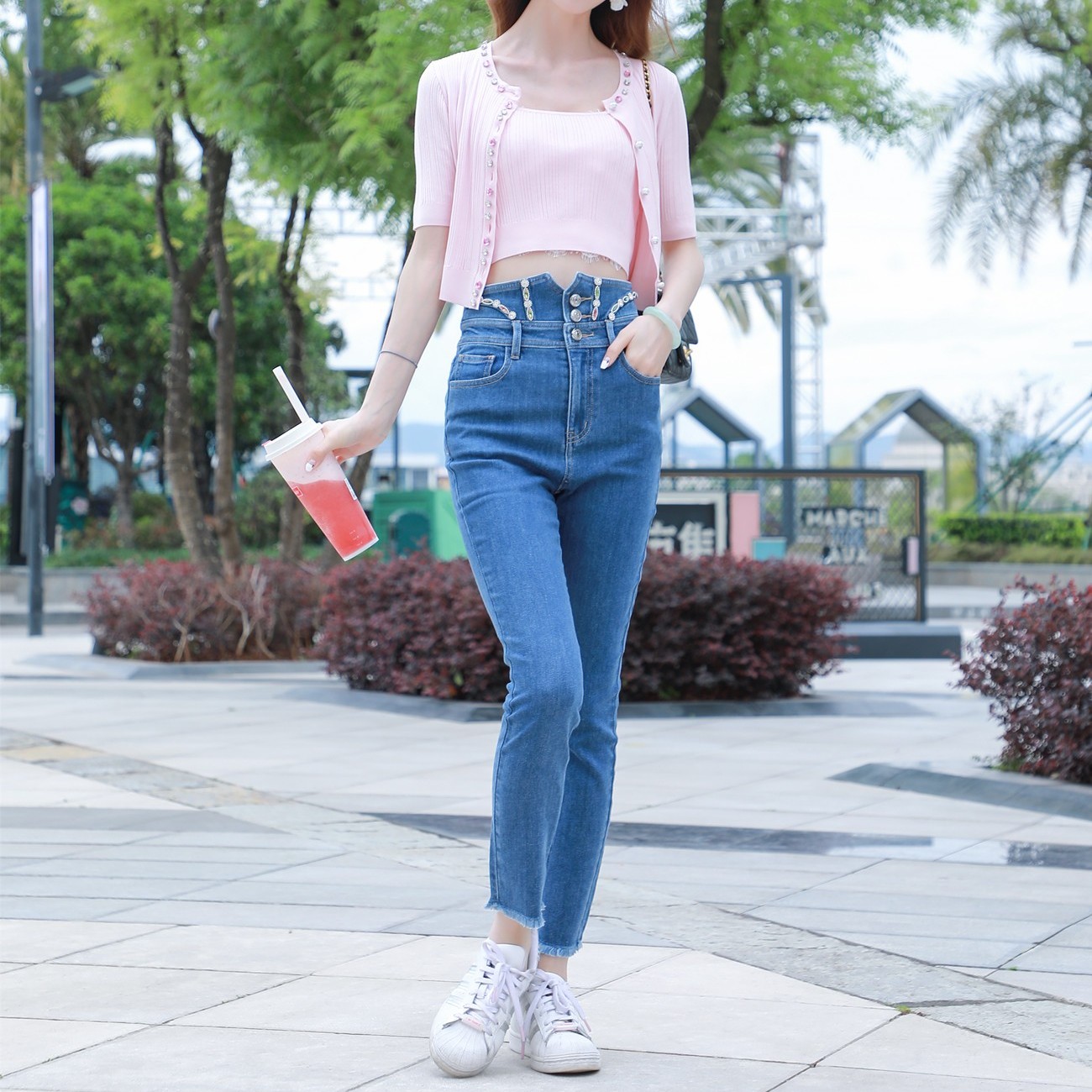 22夏款水钻牛仔高腰小脚裤1102220052￥1099