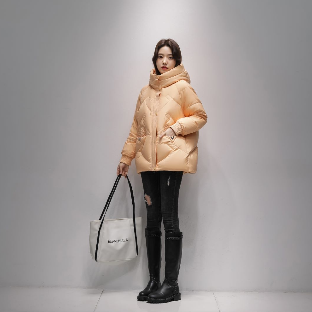 雪中飞羽绒服女短款白鸭绒2023年新款潮冬季连帽保暖外套30787
