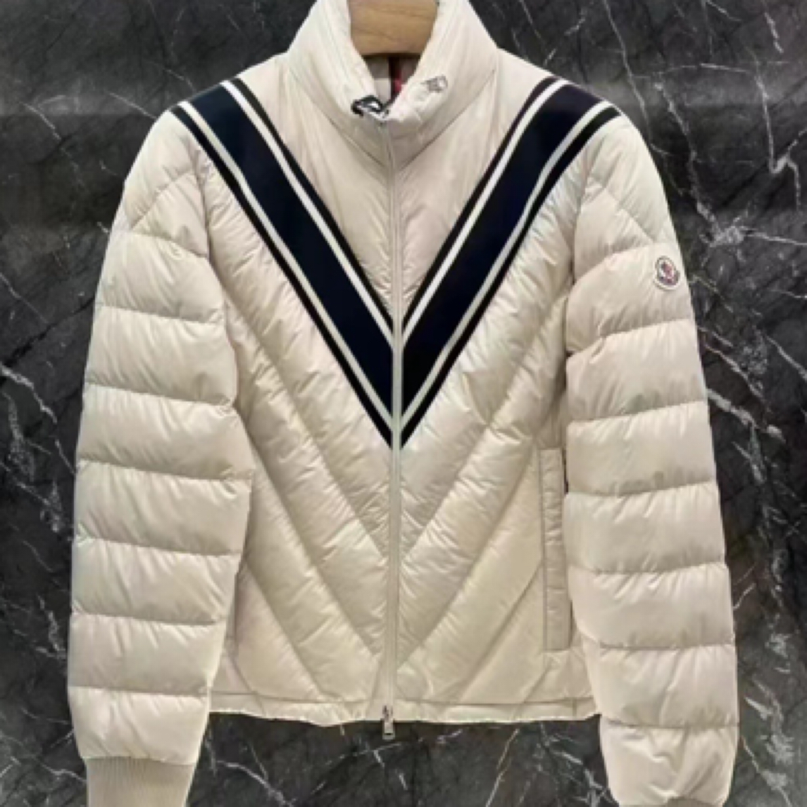 未使用 MONCLER 蒙口米白色冬季短款羽绒服休闲男女款拼色设计