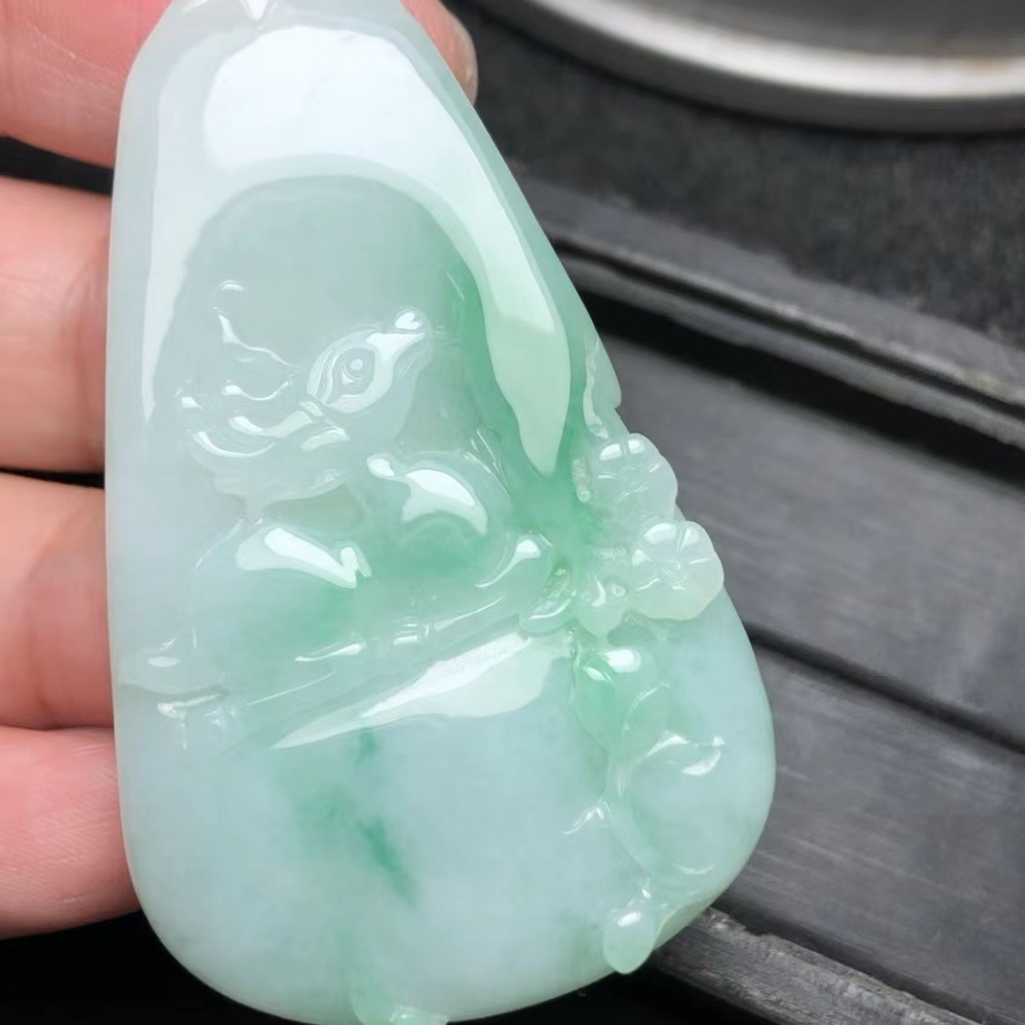 吊坠翡翠冰润细腻牛奶底阳绿过底飘花一路有你 58.5×36×6.5