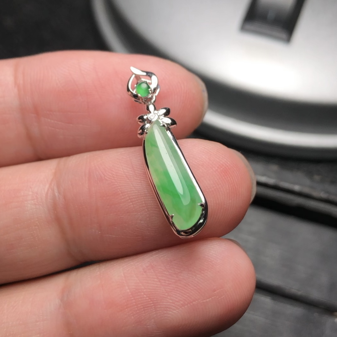 天然翡翠A货吊坠福瓜气质绿色冰透冰阳绿镶嵌精美通透 27.5×6.6×6