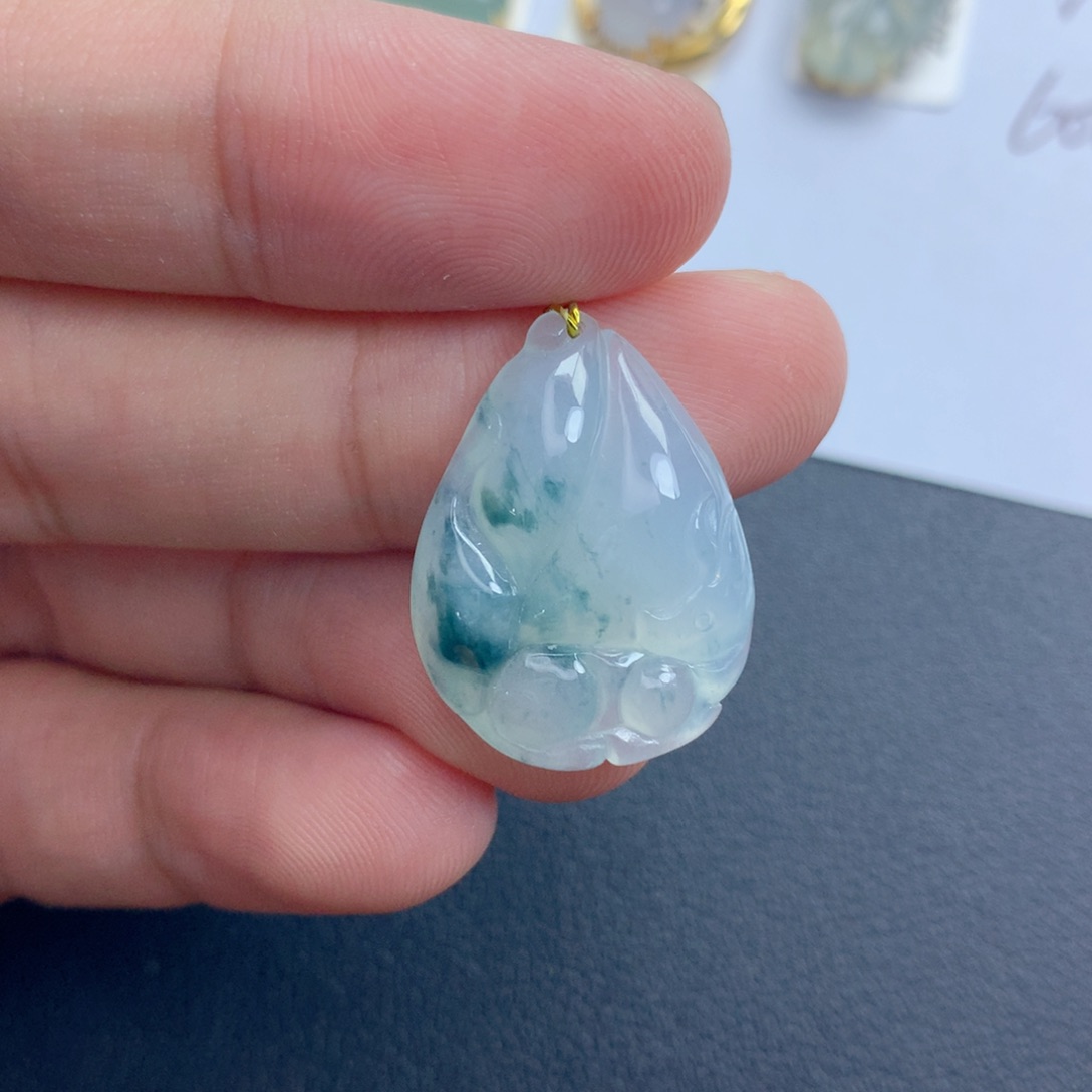 翡翠颈饰未镶嵌九尾狐