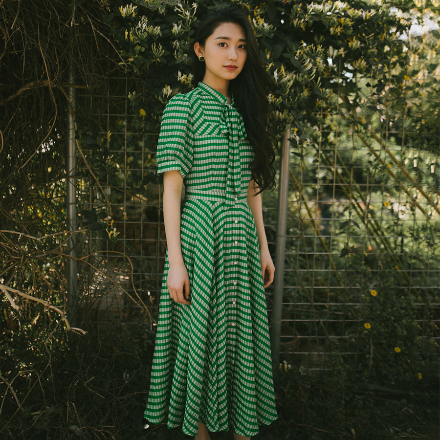  撒哈拉原创《守住绿马》骨子里的文艺感 罗马假日绿格复古长裙