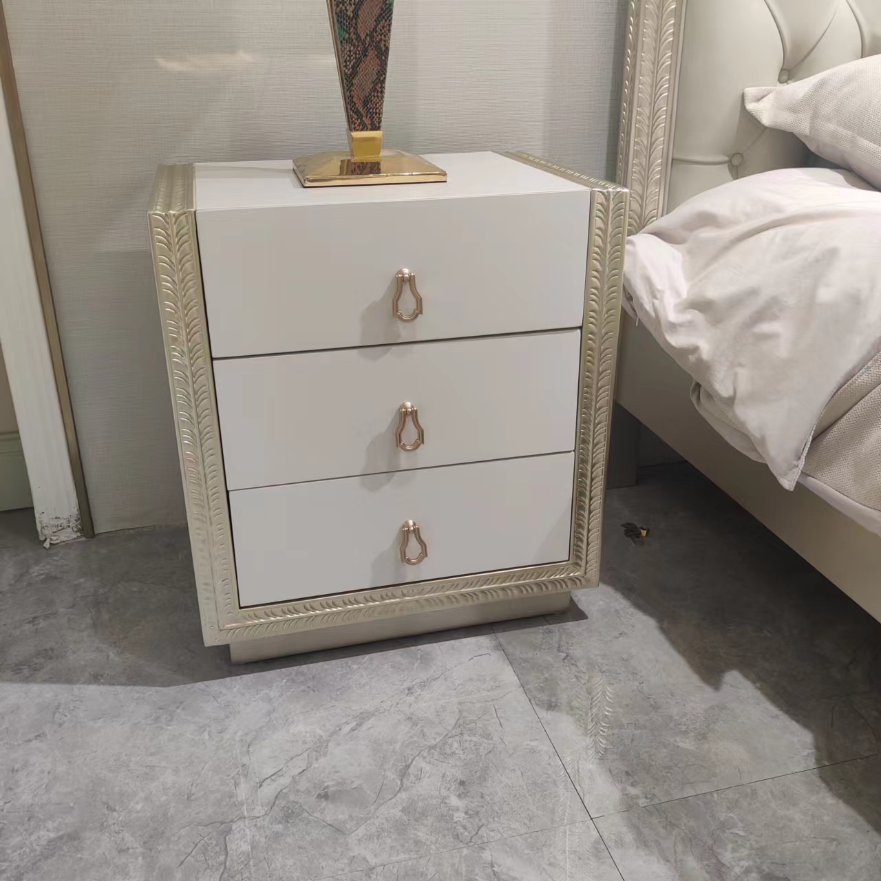 美式轻奢实木床头柜高级家用床边小柜子储物卧室床边柜龙鳞床头柜